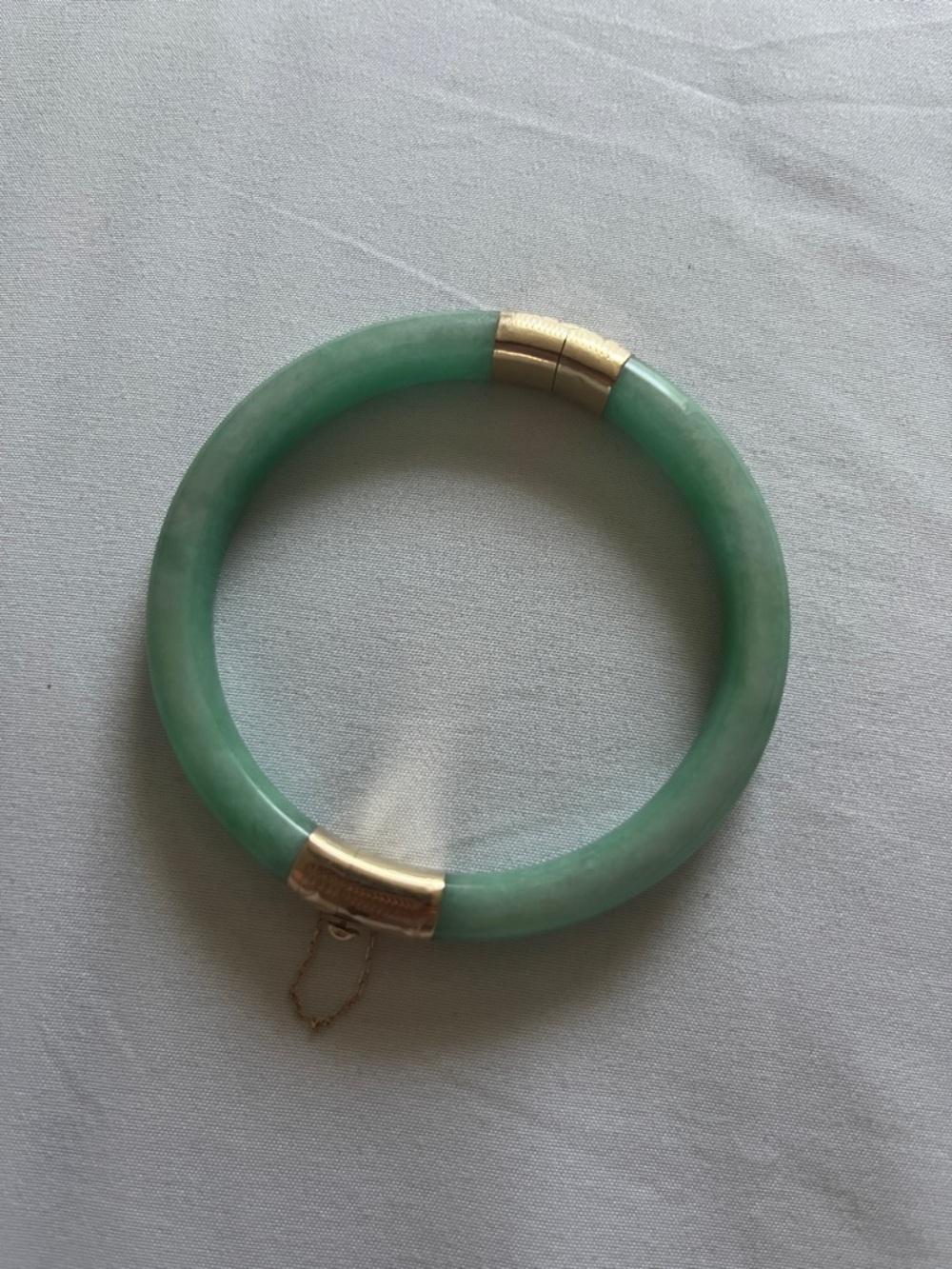 Chinese green jade hinged bangle bracelet often featuring 14K yellow gold - Picture 15 of 16